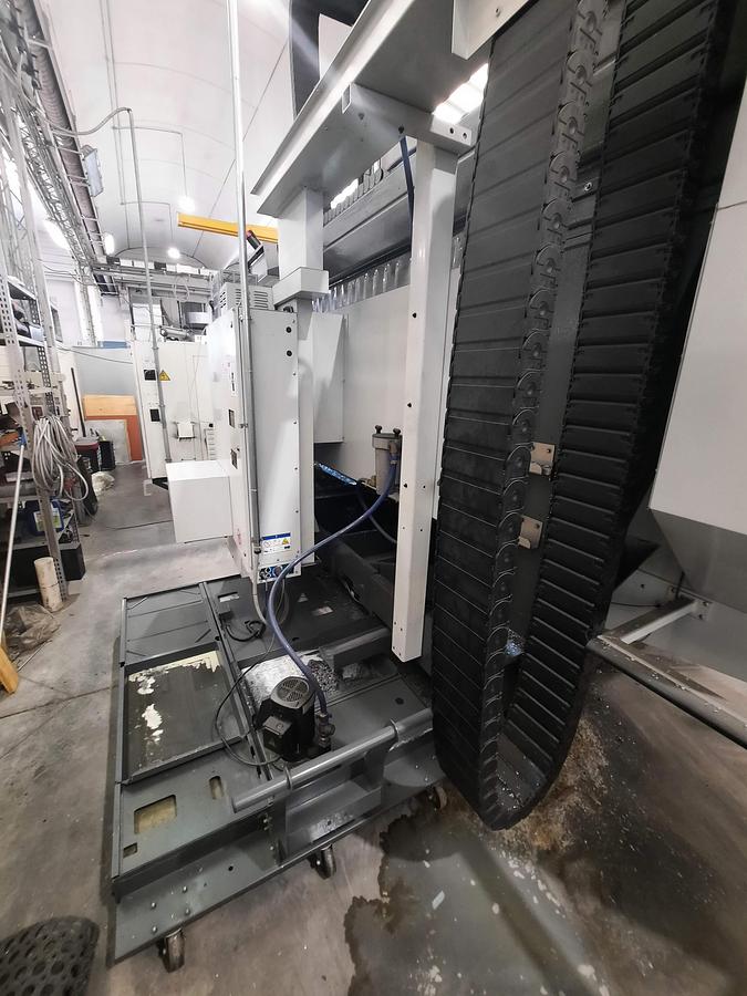 Usato CENTRO DI LAVORO A PORTALE CINQUE ASSI HAAS GM-2 AX USATO