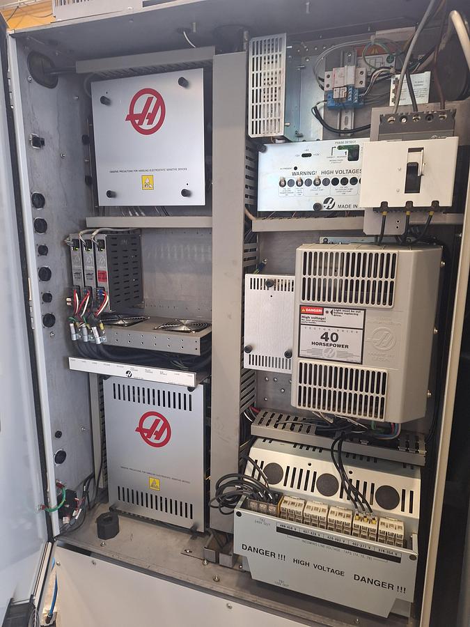 Usato CENTRO DI LAVORO VERTICALE HAAS VF-4 USATO