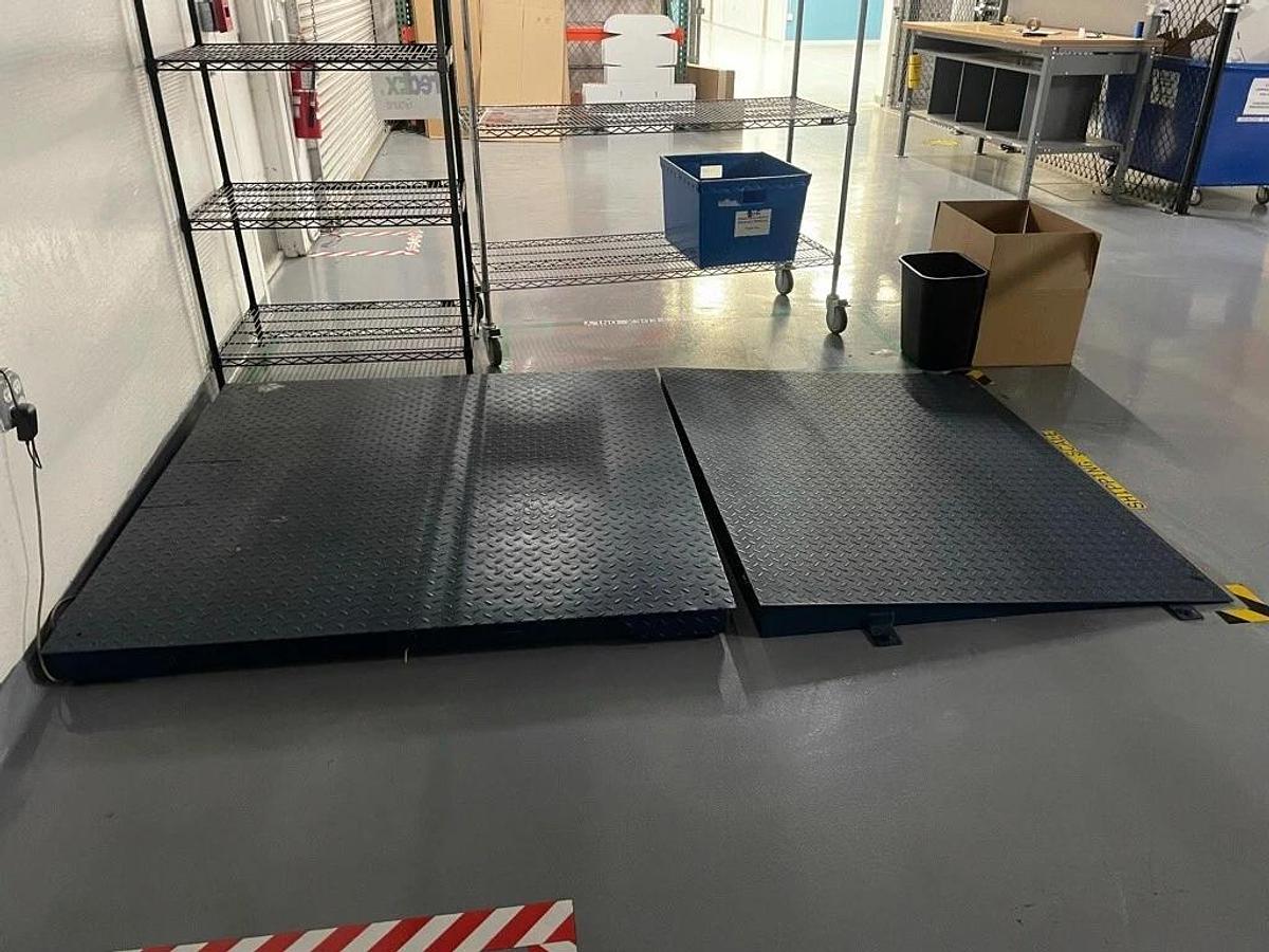 Used Uline H-9672 5' x 5' Floor Scale with H-1609 Ramp and LP7510A Display Indicator