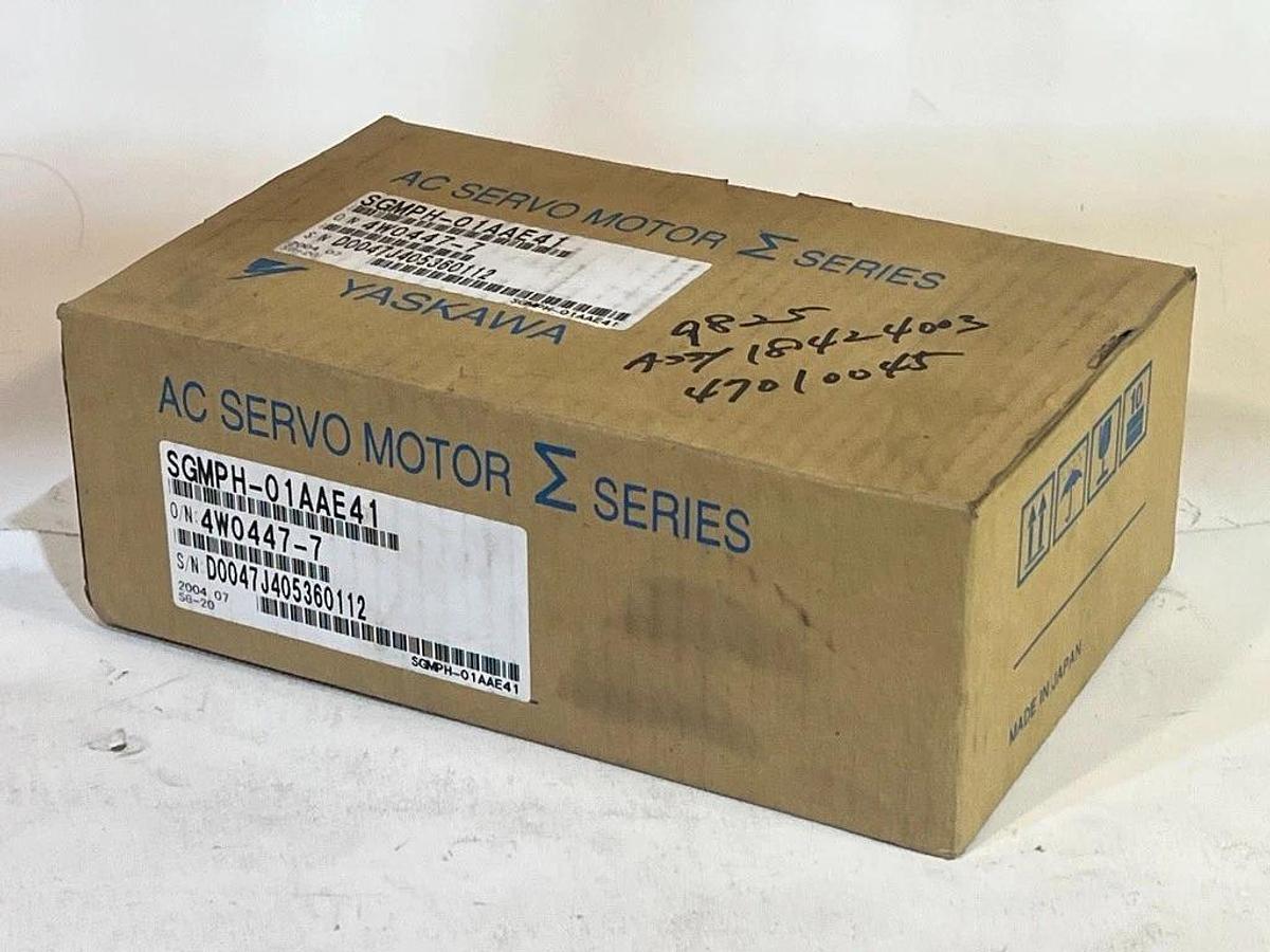 Yaskawa AC Servo Motor SGMPH-01AAE41 - Σ Series 200 Volts, 100 Watts, 0.89 Amps