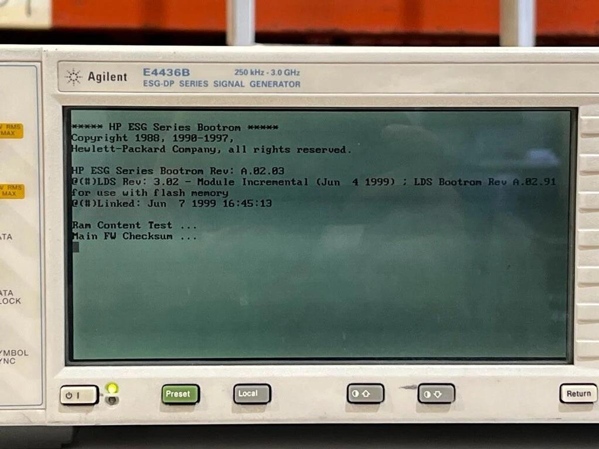 Used Agilent E4436B 3.0GHz ESG-DP Series Signal Generator OPT 100 200 UN5 UN8 UN9 UND
