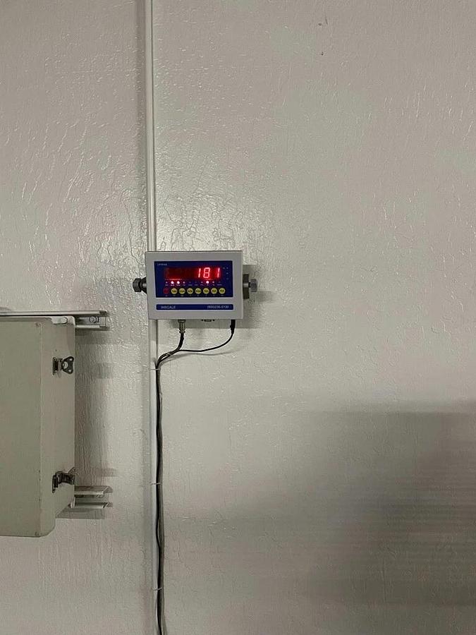 Used Uline H-9672 5' x 5' Floor Scale with H-1609 Ramp and LP7510A Display Indicator