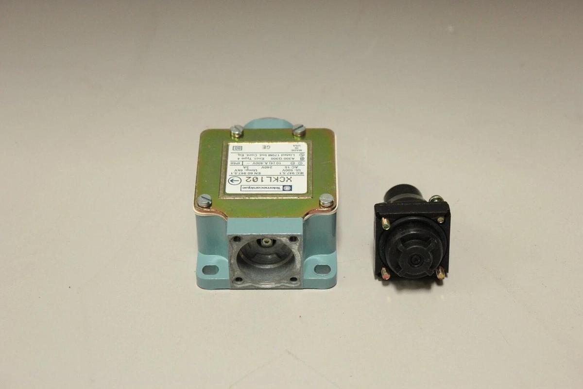 Telemecanique XCKL102 Snap Action Limit Switch ZCK-D02 Steel Roller Plunger NONC