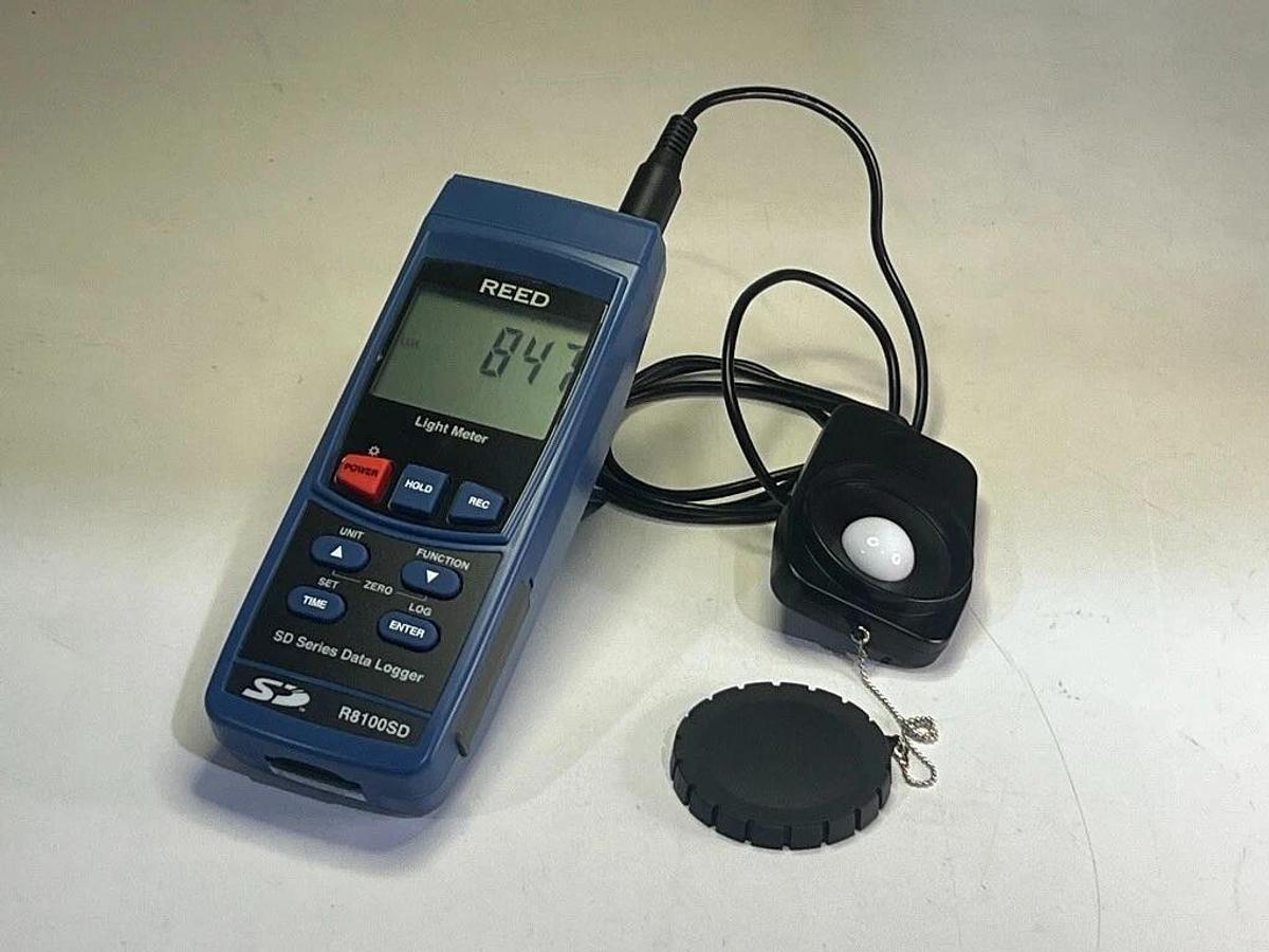 Used Reed Instruments R8100SD Data Logging Light Lux Meter with Case and AC Adapter