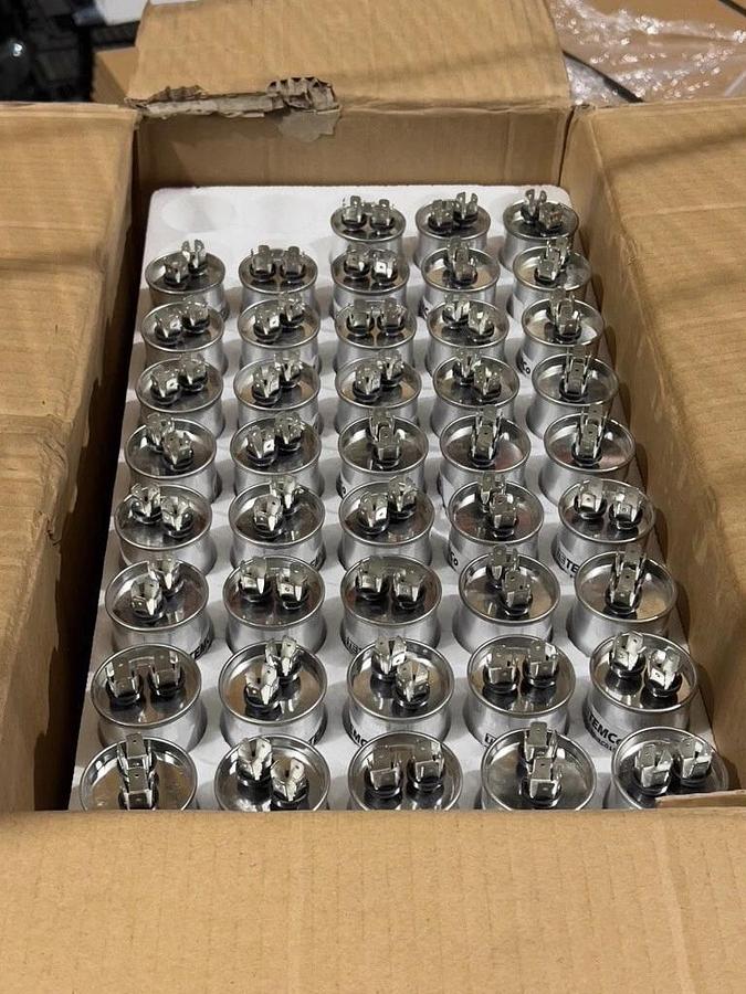 Partial Case of 93: TEMCo 10 uF 370-440 VAC Round Motor Run Capacitors