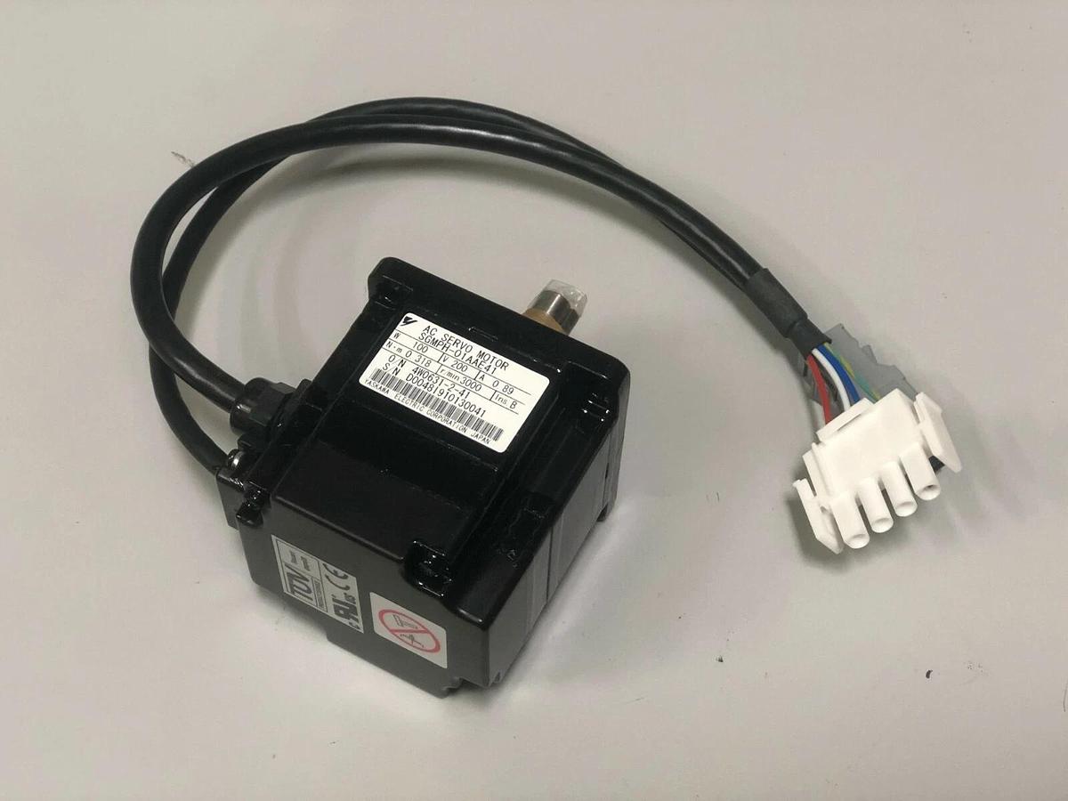 Yaskawa AC Servo Motor SGMPH-01AAE41 - Σ Series 200 Volts, 100 Watts, 0.89 Amps
