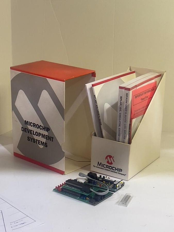 Microschip DV164001 MPLAB-ICD Evaluation Kit for PIC16F87x Board