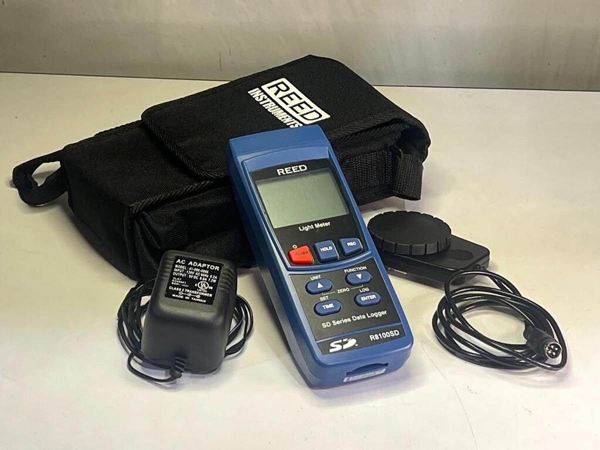 Used Reed Instruments R8100SD Data Logging Light Lux Meter with Case and AC Adapter