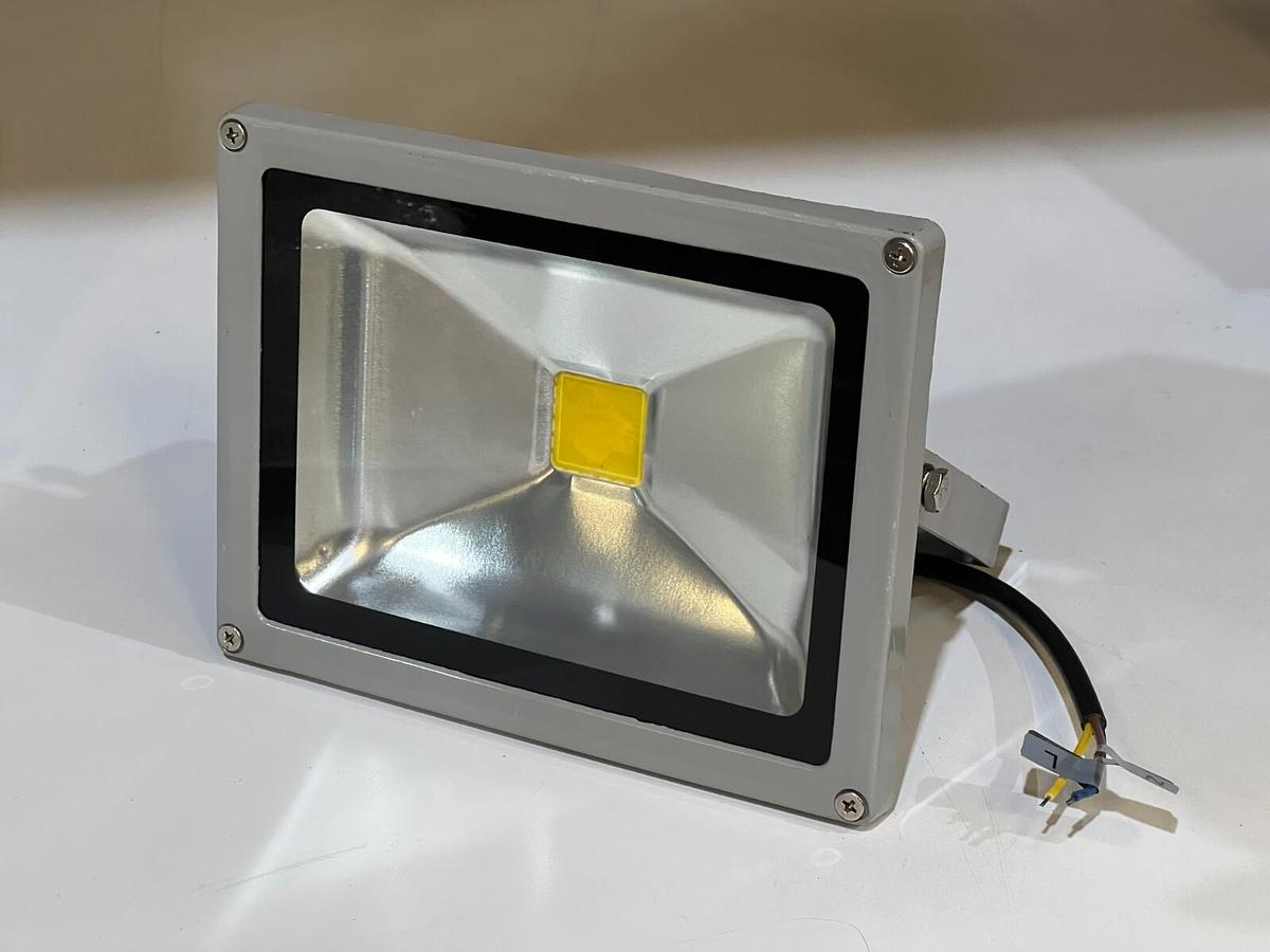 Used Lumicon IP65 LED Flood Light Yellow 20 Watt 1600 Lumen 100-240V - 020506-00303