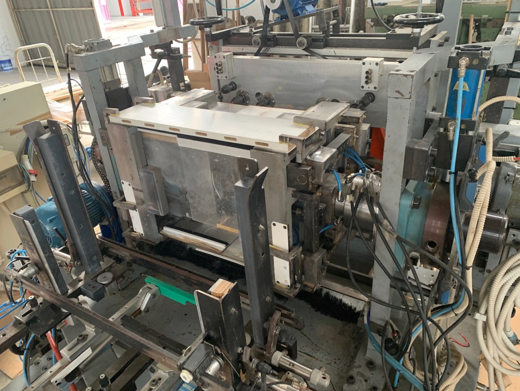 Ricondizionato Mortasatrice automatica Comec, con caricatore, per elementi di lettini per bambini