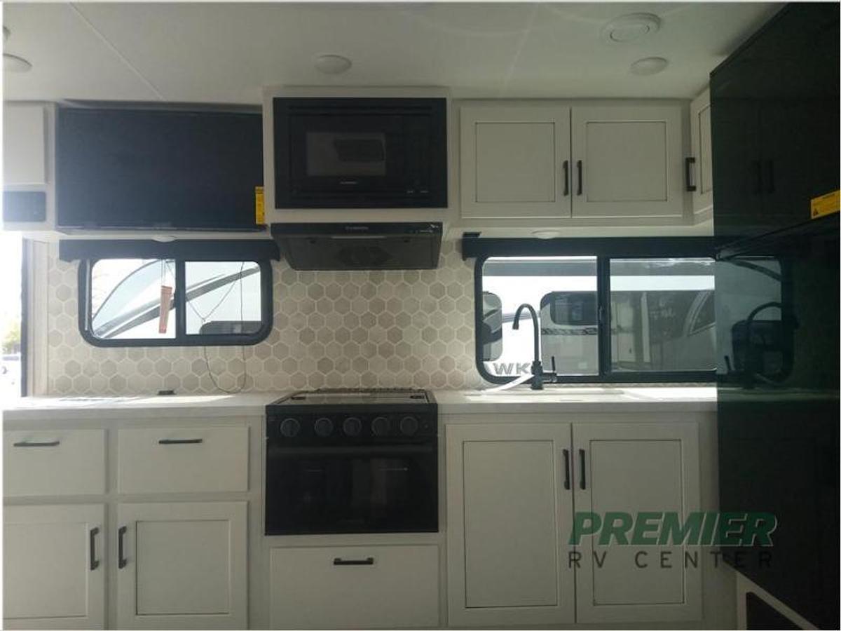 New 2024 Jayco Jay Feather 29QBH