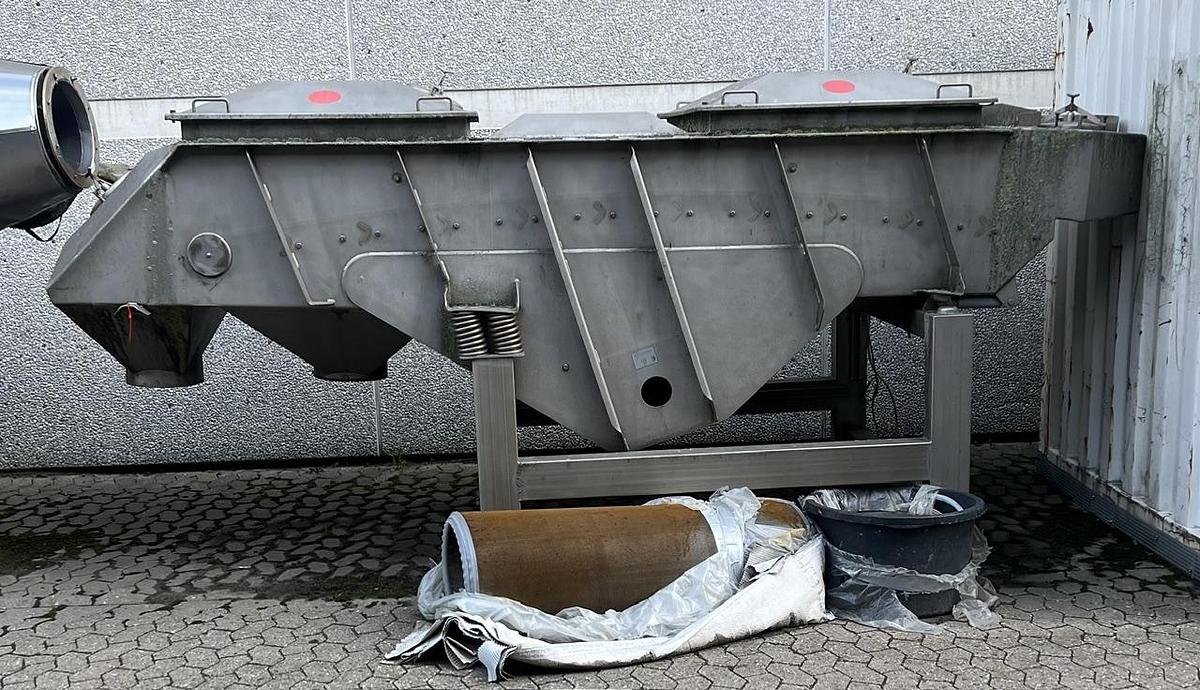 Used 1995 VÅV Vibrating powder sieve, type SRS
