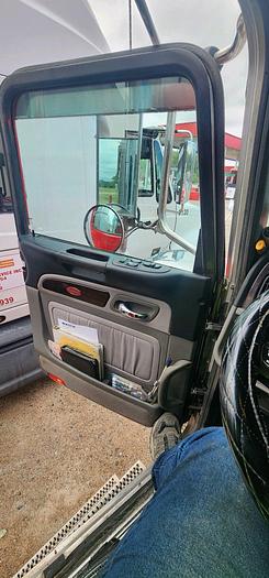 Used 2022 Peterbilt 389 Sleeper