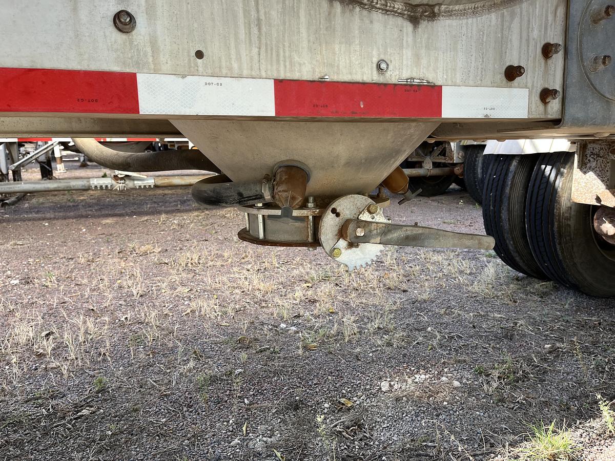 Used 2012 Heil 1040 Pneumatic Trailers