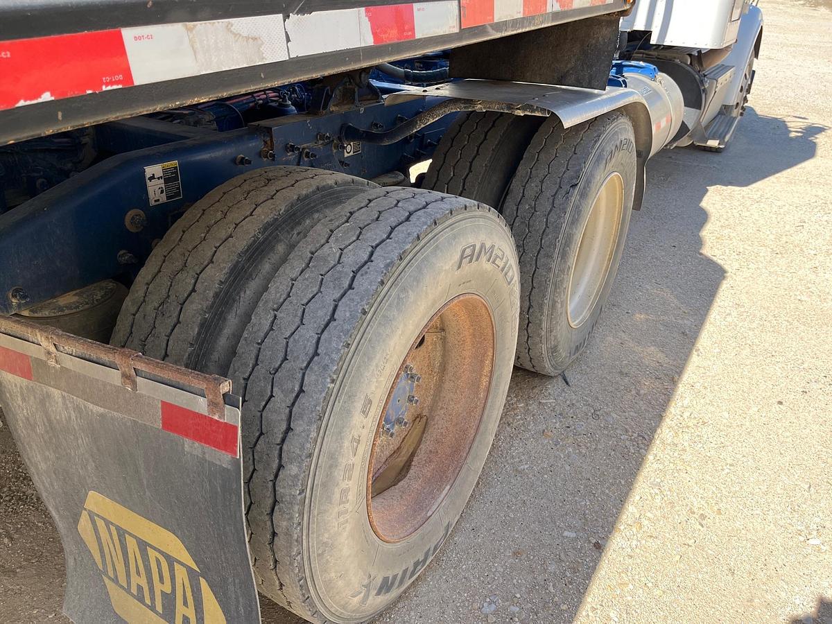 Used 2015 Peterbilt 365 Sleepers