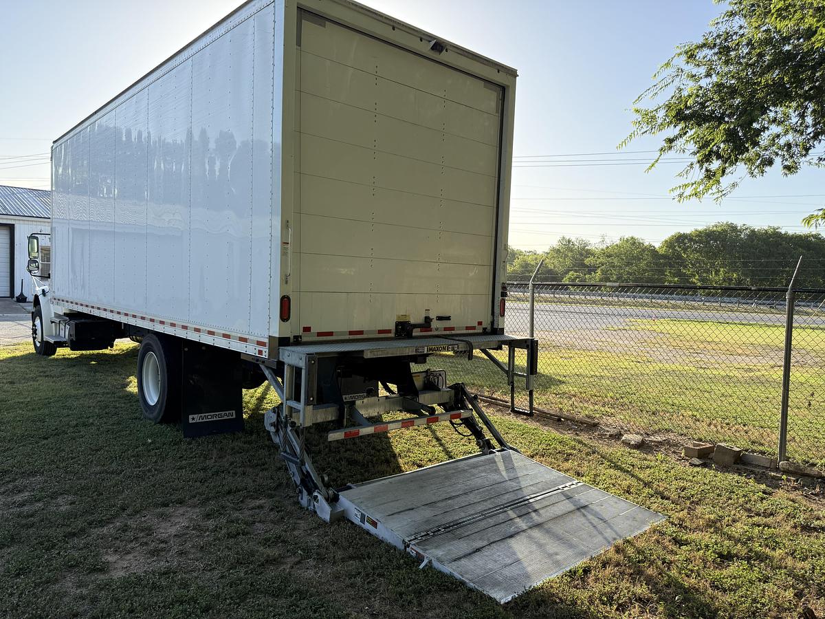 Used 2021 Freightliner 26' M2