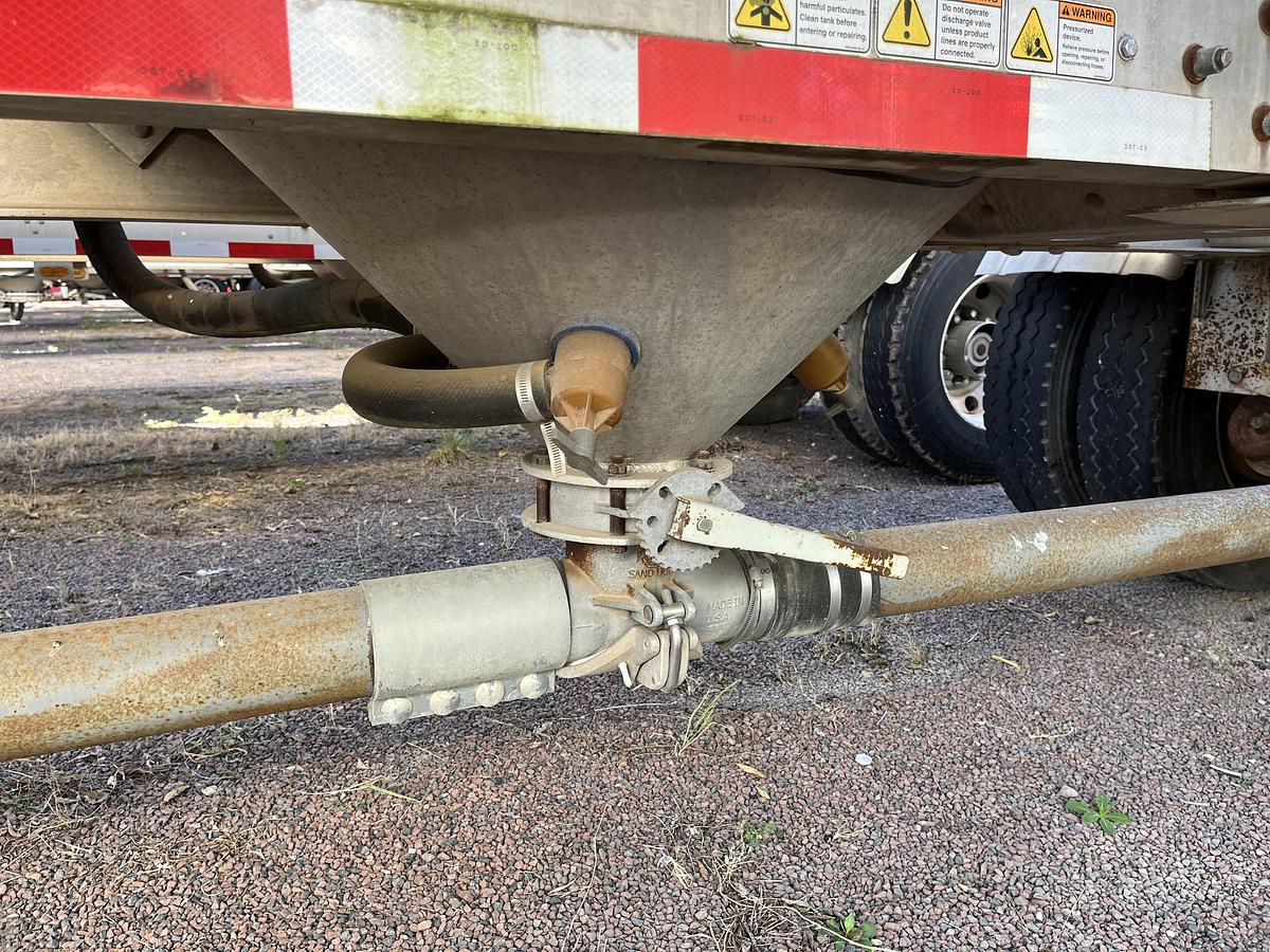 Used 2012 Heil 1040 Pneumatic Trailers