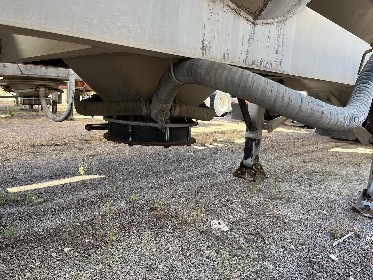 Used 2015 Tytal 1060 Pneumatic Trailer