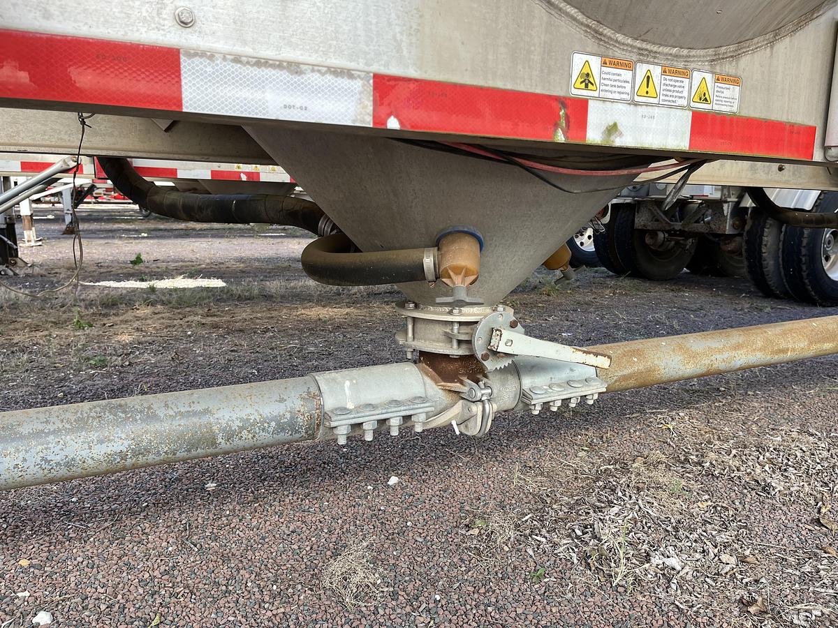 Used 2012 Heil 1040 Pneumatic Trailers