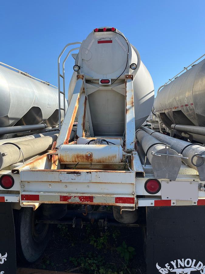 Used 1981 Heil 1040 Pneumatic Trailer