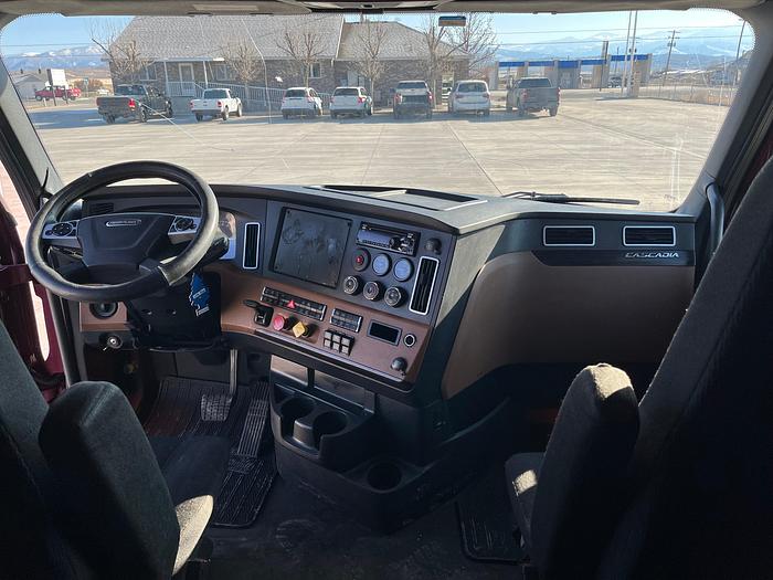 Used 2020 Freightliner CA126 Sleeper