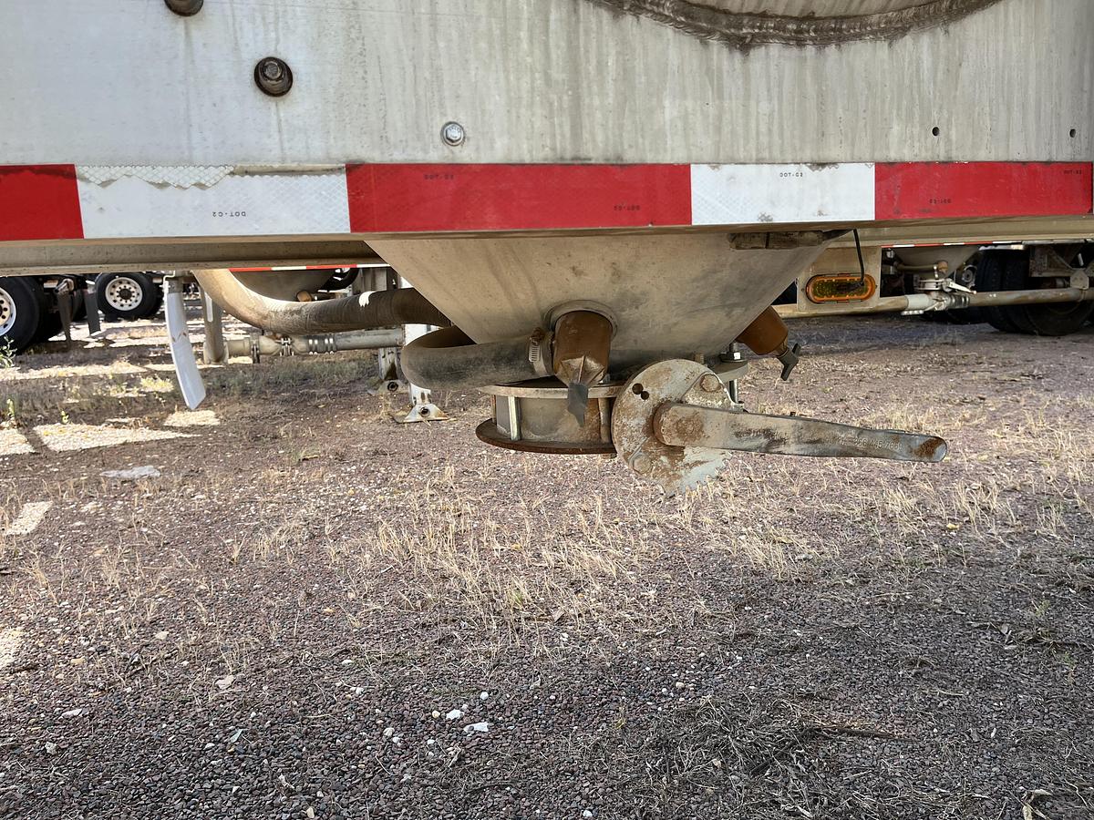 Used 2012 Heil 1040 Pneumatic Trailers