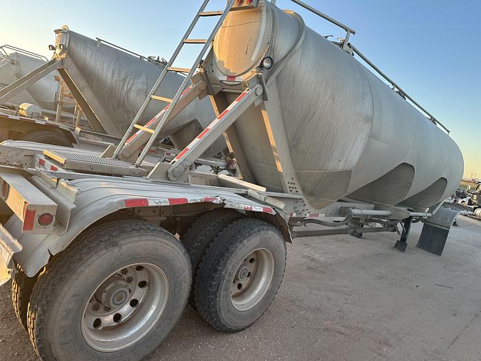 Used 2011 Heil Pneumatic Trailer