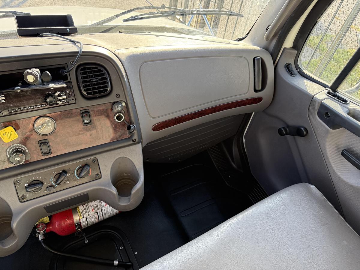 Used 2021 Freightliner 26' M2