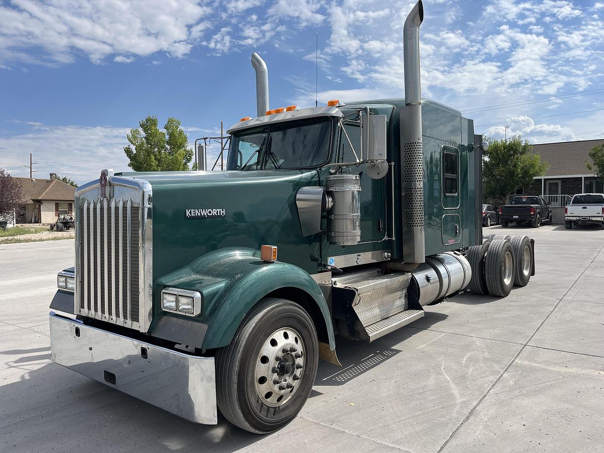 Used 2021 Kenworth W900L Sleeper