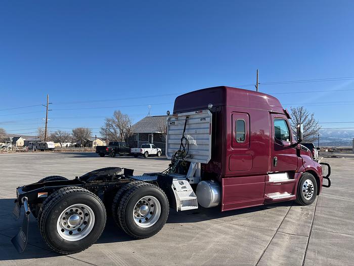 Used 2020 Freightliner CA126 Sleeper