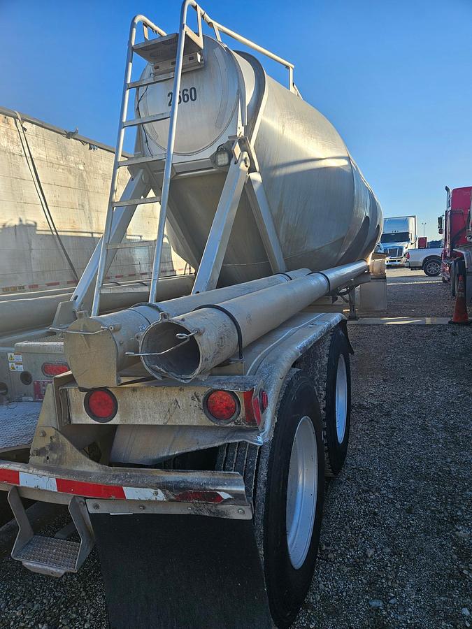 Used 2015 Heil Pneumatic Trailer