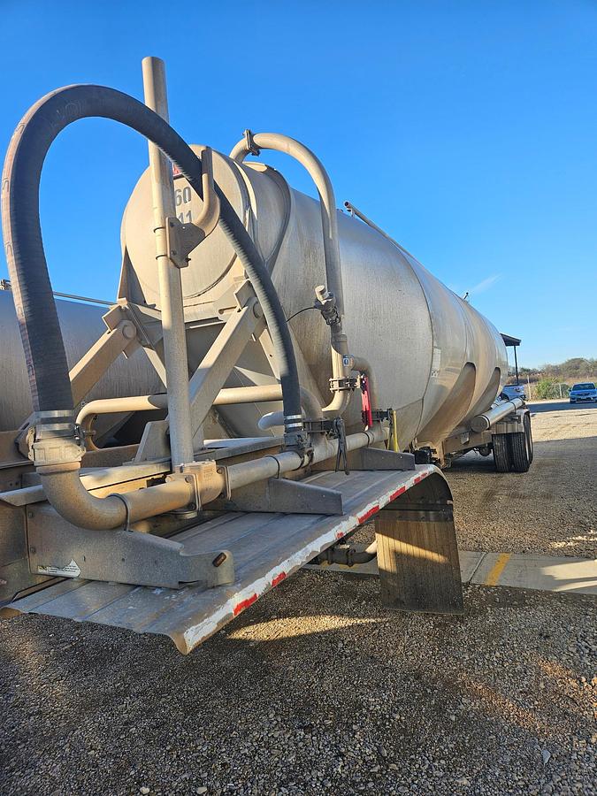 Used 2015 Heil Pneumatic Trailer