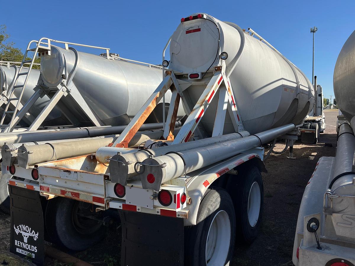 Used 1981 Heil 1040 Pneumatic Trailer