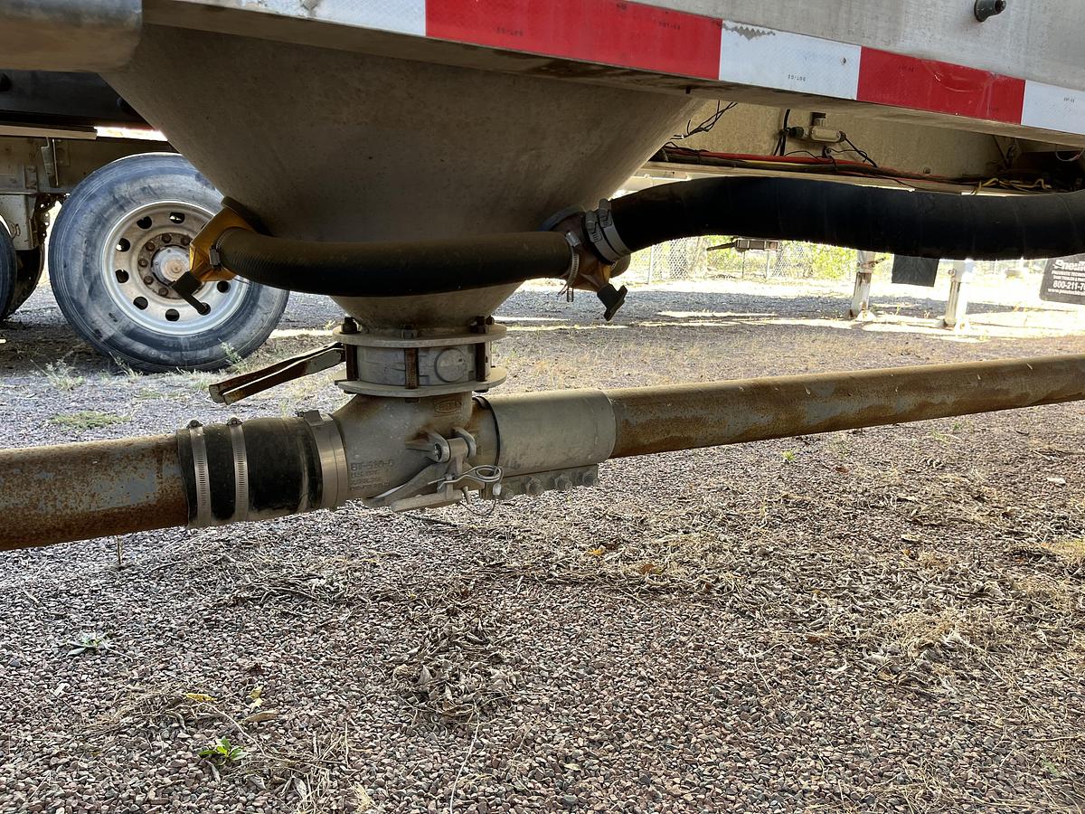 Used 2012 Heil 1040 Pneumatic Trailers