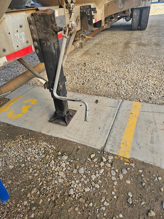 Used 2015 Heil Pneumatic Trailer