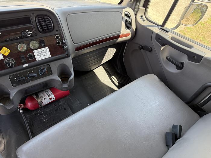 Used 2019 Freightliner 26' M2