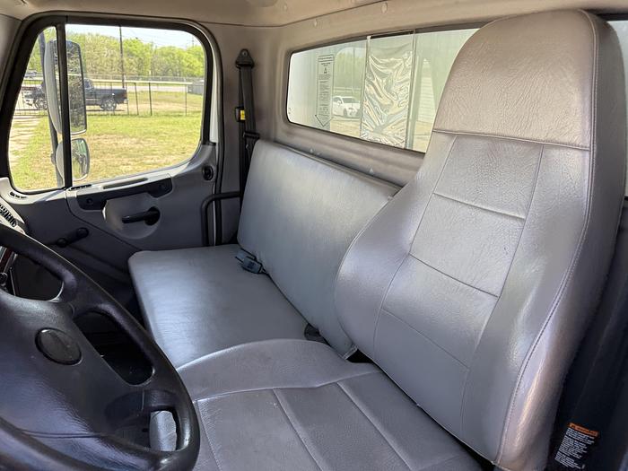 Used 2019 Freightliner 26' M2