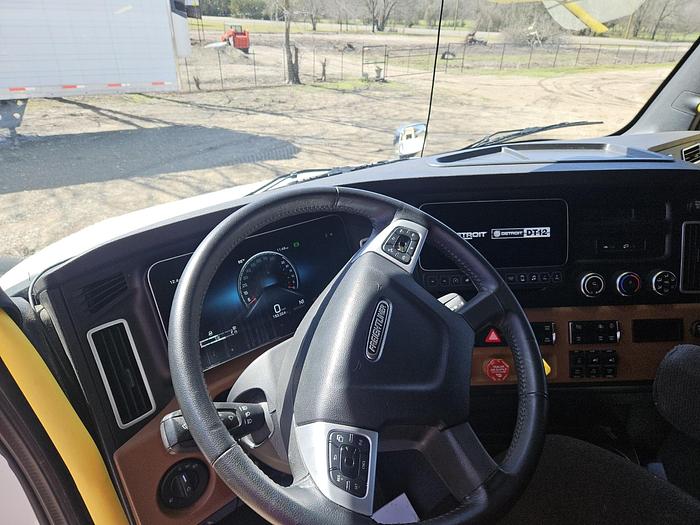 Used 2024 Freightliner Cascadia PT126 Sleeper