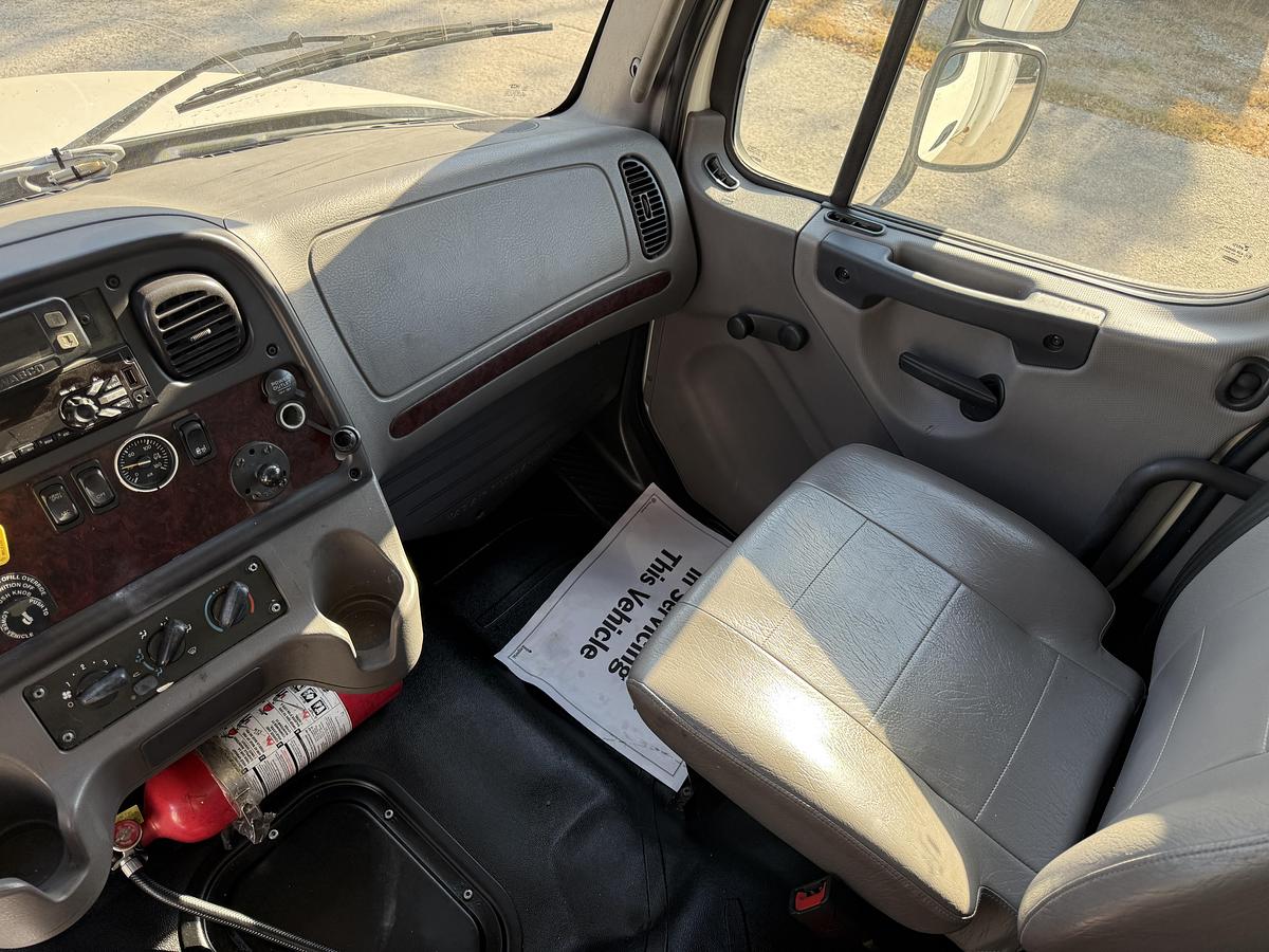 Used 2021 Freightliner 26' M2 106