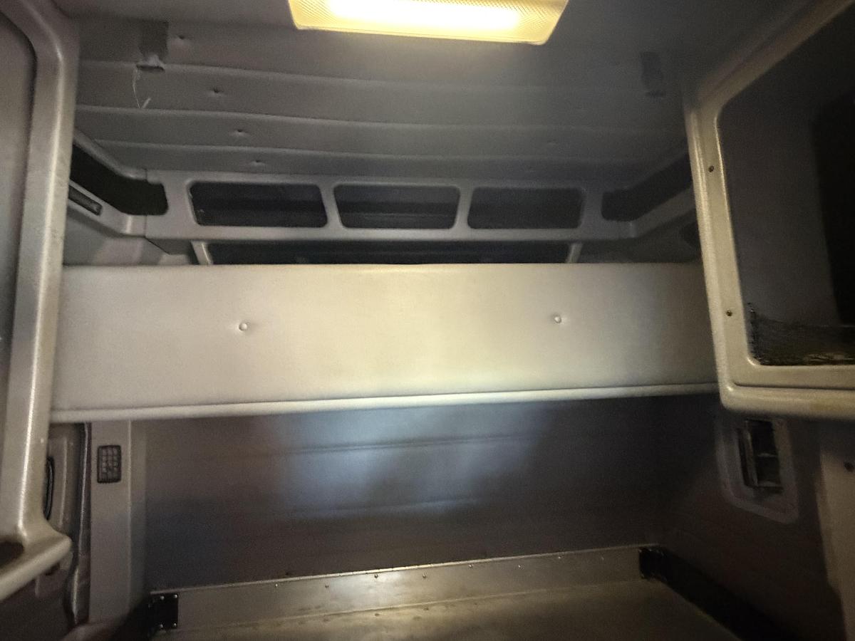 Used 2005 Peterbilt 379 EXHD Sleeper