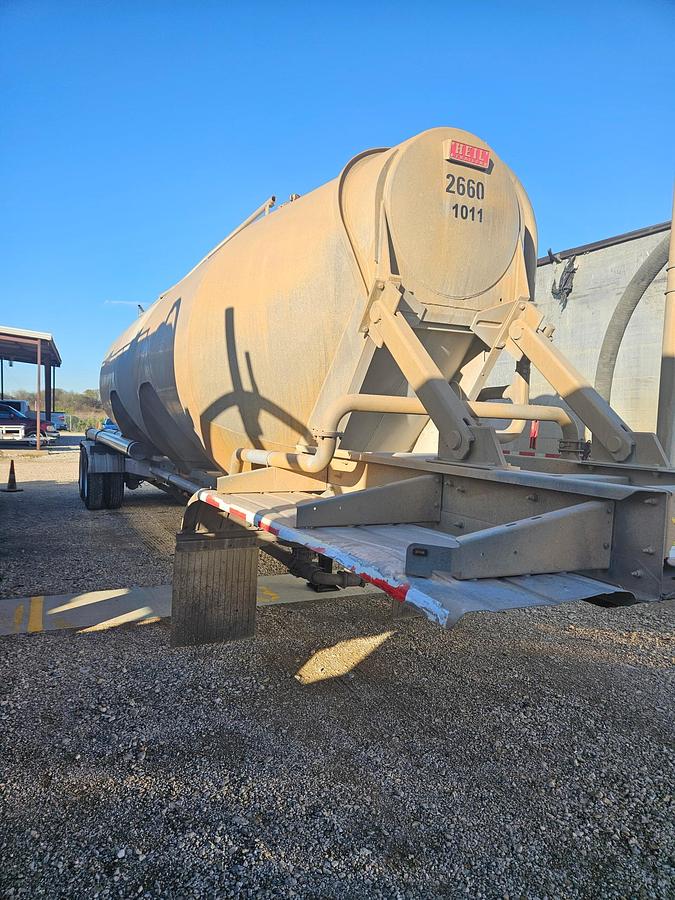 Used 2015 Heil Pneumatic Trailer