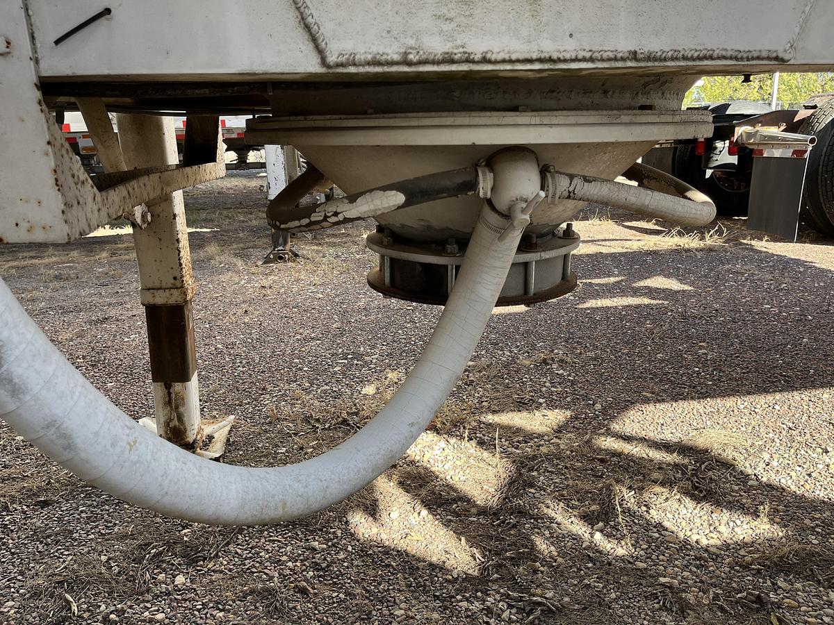 Used 1981 Heil 1040 Pneumatic Trailer