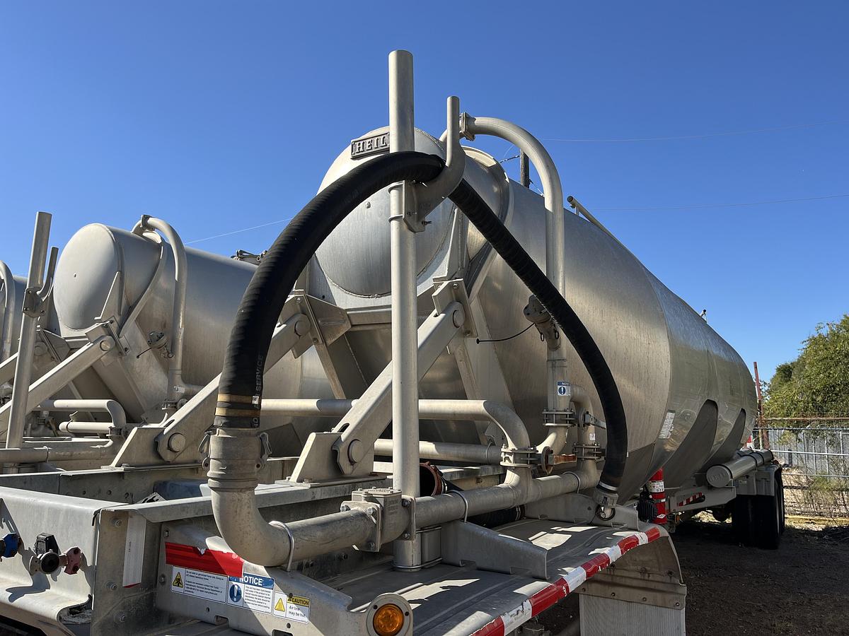 Used 2012 Heil 1040 Pneumatic Trailers