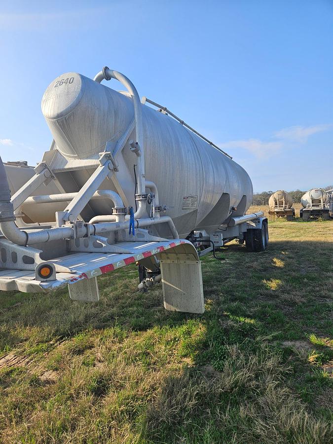 Used 2015 Vantage Pneumatic Trailer