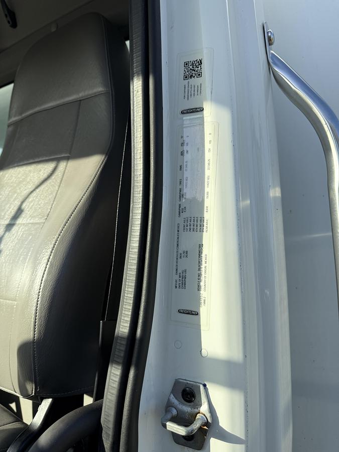 Used 2021 Freightliner 26' M2