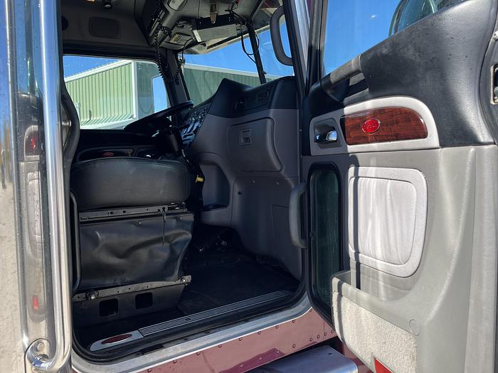 Used 2019 Peterbilt 389 Sleeper