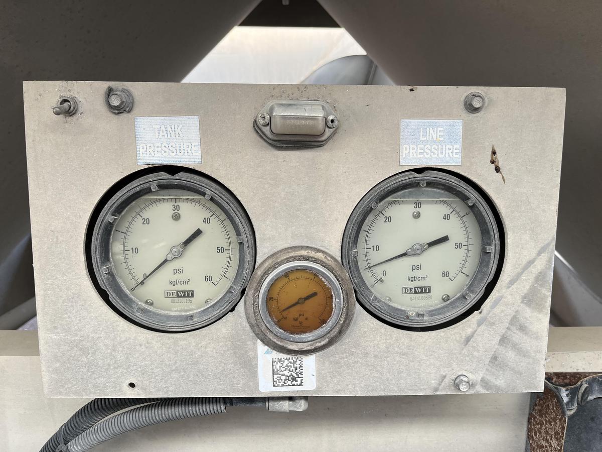 Used 2015 Tytal 1060 Pneumatic Trailer