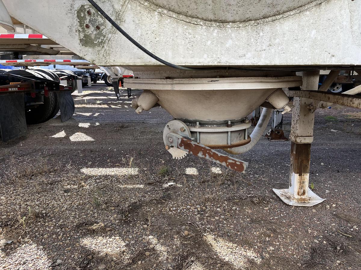 Used 1981 Heil 1040 Pneumatic Trailer