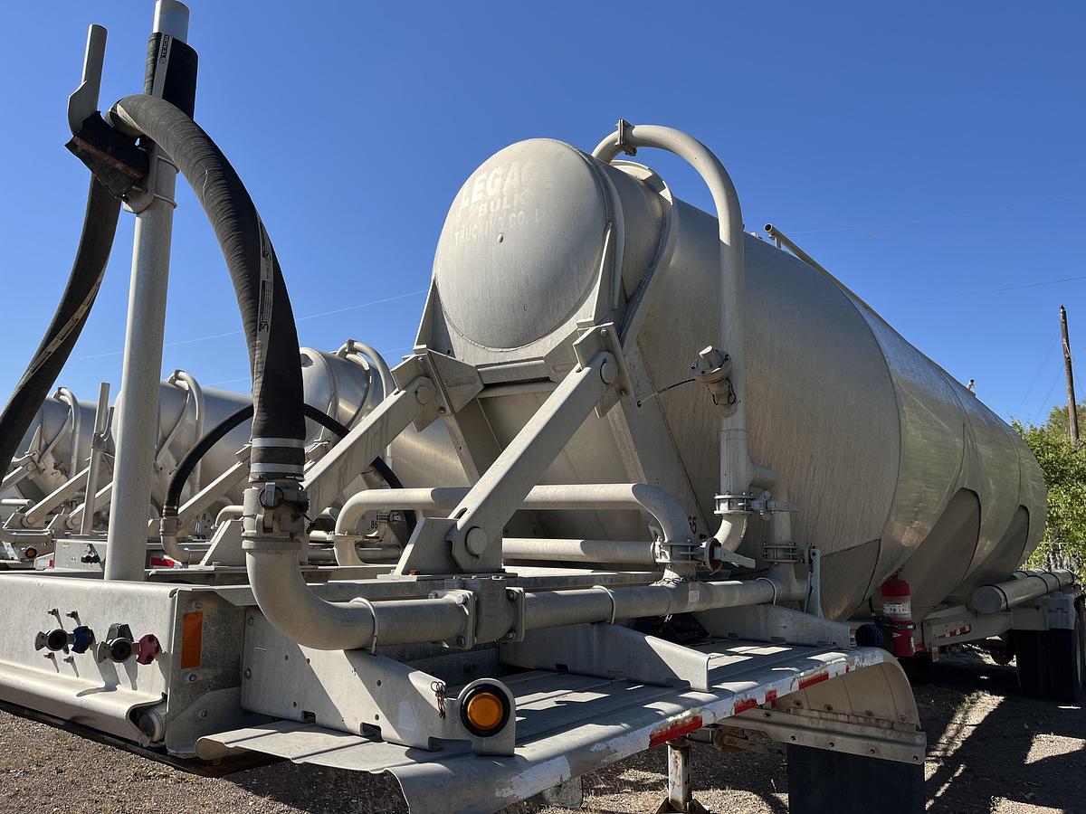 Used 2012 Heil 1040 Pneumatic Trailers