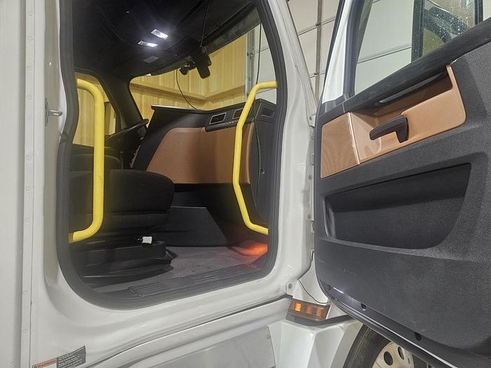 Used 2024 Freightliner Cascadia PT126 Sleeper